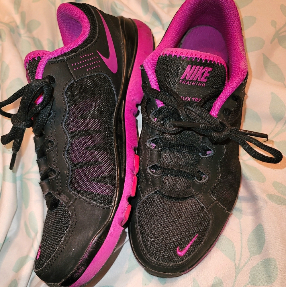 Women's tennis shoes